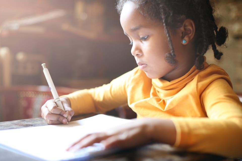 Crianças em atividade educativa