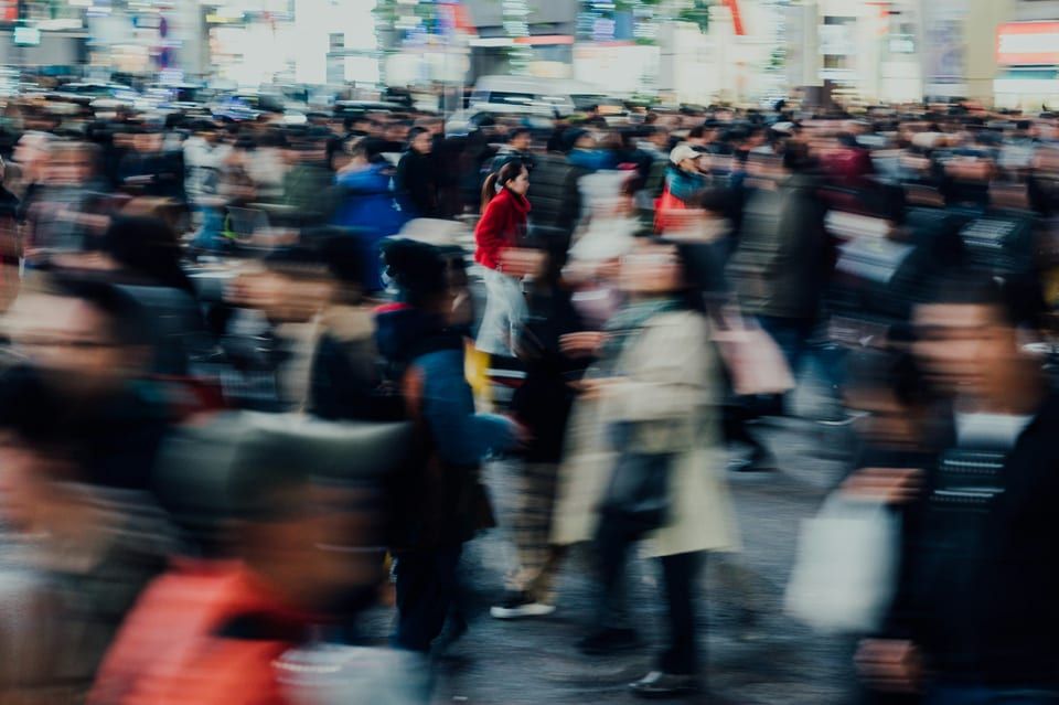 Pessoas em ambiente de trabalho colaborativo